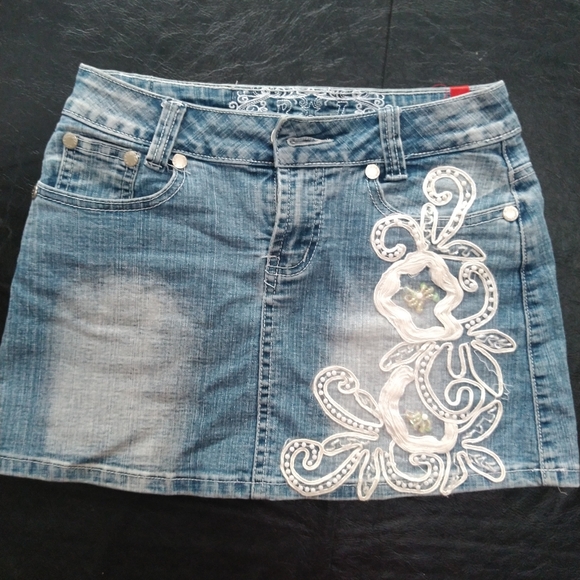 Jean mini skirt with flowery design - Picture 1 of 3
